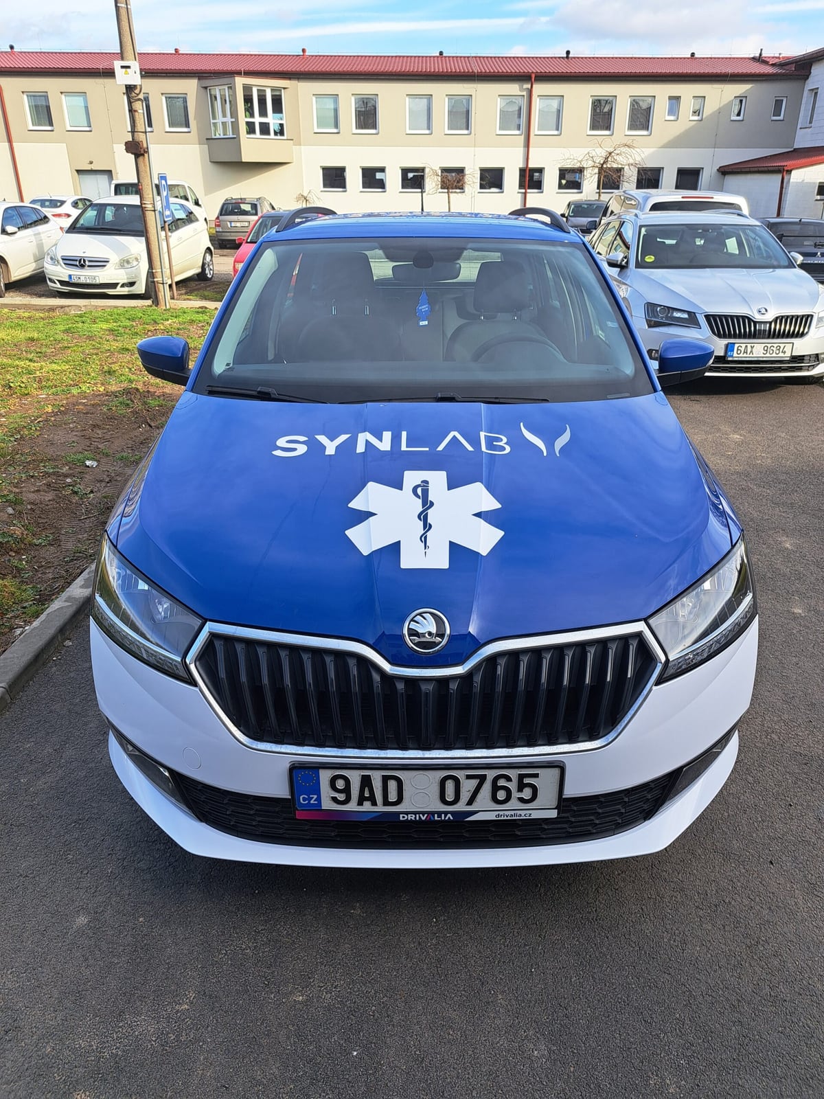Synlab, reklamní polep sanitního vozu (1)